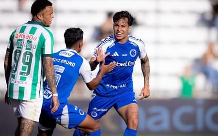 Atacante Kaio Jorge comemora gol do Cruzeiro contra o Juventude, com Kaiki (Foto: Lucas Bubols/Cruzeiro)