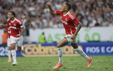 Vitinho comemora gol do Internacional