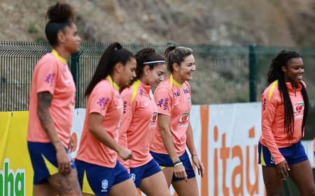 Jogadoras da Seleção Brasileira durante treino em Marbella. (Foto: Lívia Villas Boas/ CBF)