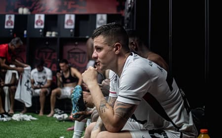 Renato Kayzer no vestiário do Vitória (Foto: Victor Ferreira / EC Vitória)