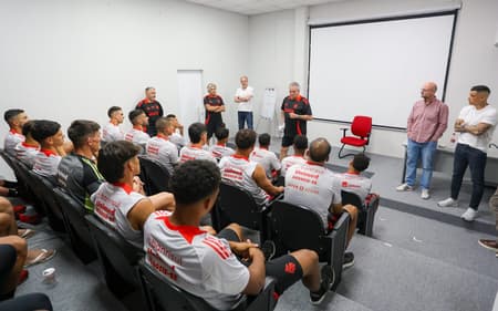 Abel Braga sendo apresentado aos jogadores do Internacional