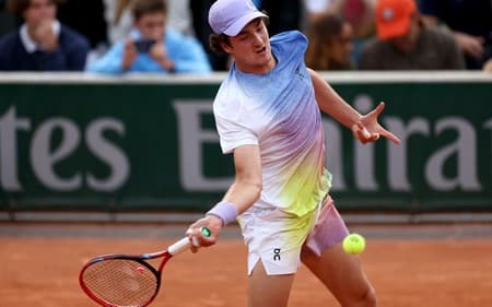 João Fonseca na vitória sobre o polonês Hubert Hurkacz em Roland Garros (Foto: Franck FIFE / AFP)
