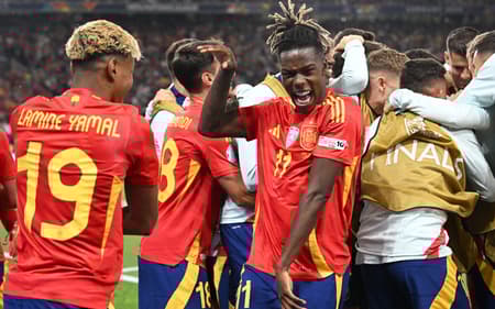 Espanha comemora gol contra a França (Gol: THOMAS KIENZLE / AFP)