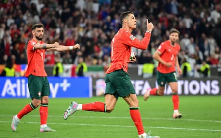 Cristiano Ronaldo fez um dos gols do título em Portugal x Espanha (Foto: Tobias SCHWARZ / AFP)