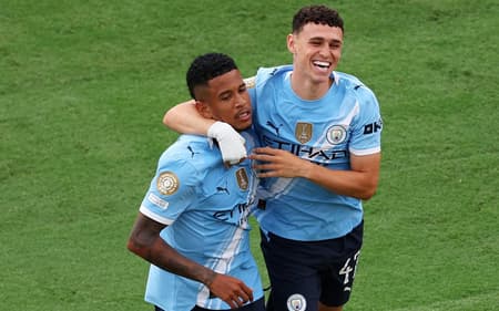 Savinho e Foden comemoram gol do Manchester City contra a Juventus (Foto: Megan Briggs / GETTY IMAGES NORTH AMERICA / Getty Images via AFP)