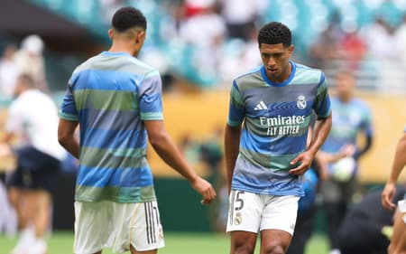 Arnold e Bellingham no aquecimento antes de Real Madrid x Juventus pelo Mundial (Foto: Megan Briggs / GETTY IMAGES NORTH AMERICA / Getty Images via AFP)