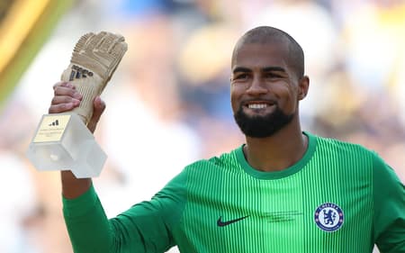 Robert Sánchez, do Chelsea, com o prêmio de melhor goleiro do Mundial de Clubes (Foto: FRANCK FIFE / AFP)
