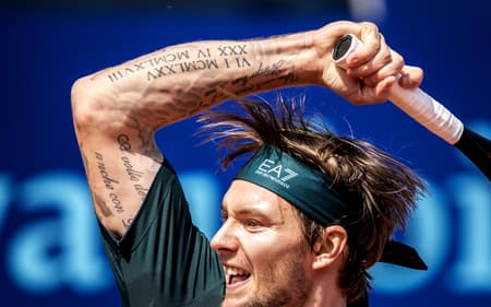 O cazaque Alexander Bublik na vitória sobre o argentino Juan Manuel Cerundolo (Foto: Fabrice COFFRINI / AFP)