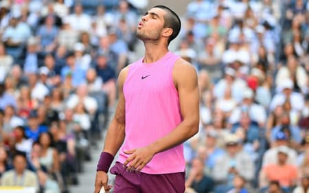 Carlos Alcaraz sorri na vitória sobre o holandês Arthur Rinderknech (Photo by ANGELA WEISS / AFP)