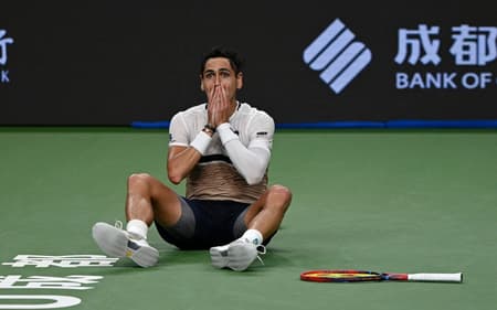 A emoção do chileno Alejandro Tabilo com o título de Chengdu (Foto: AFP) / China OUT / CHINA OUT)