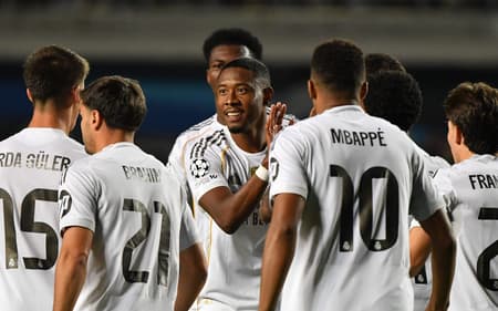 Real Madrid comemora gol de Mbappé contra o Kairat (Foto: Vyacheslav OSELEDKO / AFP)