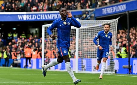 Caicedo comemora gol Chelsea x Liverpool (Foto: Glyn KIRK / AFP)