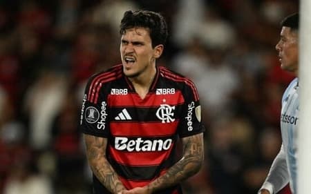 Pedro segurando a mão fraturada em Flamengo x Racing