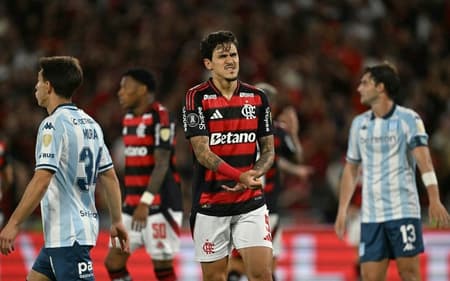 Pedro segurando a mão fraturada em Flamengo x Racing