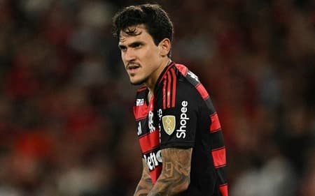 Pedro segurando a mão fraturada em Flamengo x Racing