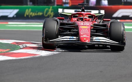 Charles Leclerc, Ferrari, no treino livre do GP do México de F1 (Foto: Alfredo ESTRELLA / AFP)