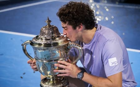 João Fonseca beija o troféu do ATP 500 da Basileia, na Suíça