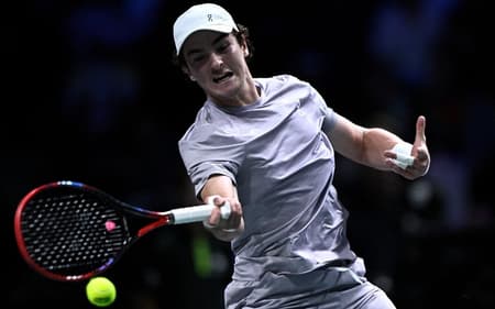 João Fonseca bate de forehand na partida contra o russo Karen Khachanov na segunda rodada de Paris (Foto: JULIEN DE ROSA / AFP)
