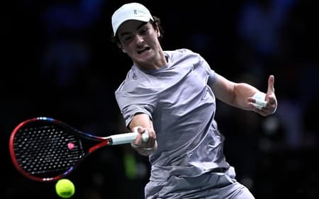 João Fonseca bate de forehand na partida contra o russo Karen Khachanov na segunda rodada de Paris (Foto: JULIEN DE ROSA / AFP)