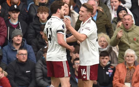 Gyokeres e Rice comemoram gol do Arsenal sobre o Burnley (Foto: PETER POWELL / AFP)