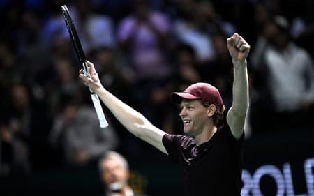 Jannik Sinner é o grande campeão do Masters 100 de Paris 2025 (Foto: JULIEN DE ROSA / AFP)
