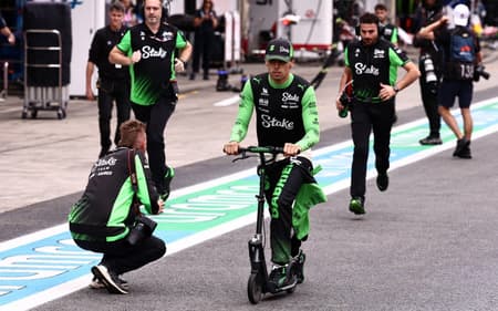 Gabriel Bortoleto, da Sauber, antes da corrida sprint deste sábado em Interlagos (Foto: JEAN CARNIEL / POOL / AFP)