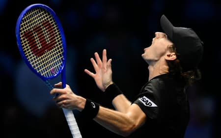 A emoção de Alex de Minaur com a vitória sobre Taylor Fritz no ATP Finals (Foto: Marco BERTORELLO / AFP)