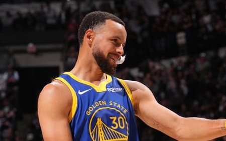 Curry no Golden State Warriors x San Antonio Spurs (Foto: Jesse D. Garrabrant / NBAE / Getty Images / Getty Images via AFP)