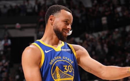 Curry no Golden State Warriors x San Antonio Spurs (Foto: Jesse D. Garrabrant / NBAE / Getty Images / Getty Images via AFP)