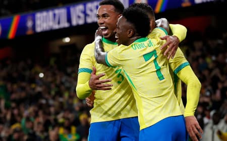 Brasil comemora gol de Casemiro contra o Senegal (Foto: Ian Kington / AFP)