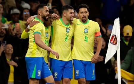 Estêvão comemora com jogadores do Brasil gol sobre Senegal (Foto: Ian Kington / AFP)