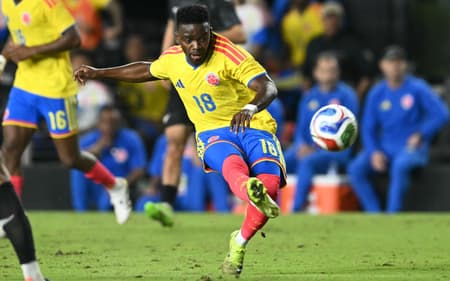 Carbonero chuta para marcar gol da Colômbia