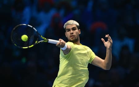 Carlos Alcaraz em duelo contra Sinner no ATP Finals (Foto: Marco BERTORELLO / AFP)
