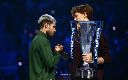 Carlos Alcaraz cumprimenta Jannik Sinner após a derrota na decisão do ATP Finals de Turim