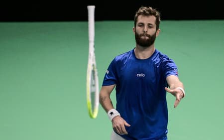 O francês Corentin Moutet joga a raquete na derrota para o belga Raphael Collignon (Foto: Tiziana FABI / AFP)