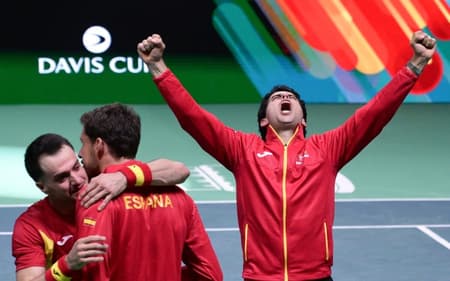 A emoção de Jaume Munar (d) na classificação da Espanha a mais uma final da Copa Davis (Foto: Tiziana FABI / AFP)