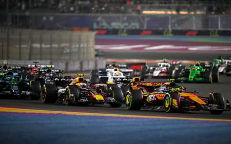 Verstappen e Norris disputam posição na sprint do GP do Catar de F1 (Foto: Mahmud Hams / AFP)