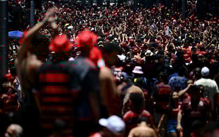 Torcida do Flamengo espera o time no Centro do Rio (Foto: Pablo PORCIUNCULA / AFP)