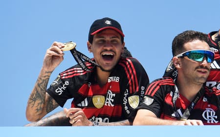 Jogadores do Flamengo no teto do ônibus (Foto: Daniel RAMALHO / AFP)