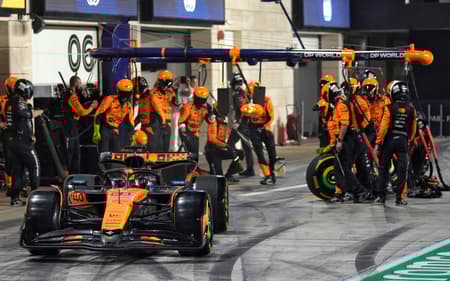 Oscar Piastri durante parada no GP do Catar de F1 (Foto: Altaf Qadri / POOL / AFP)