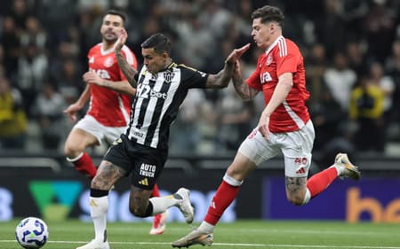 Dudu, do Atlético-MG, e Ronaldo, do Internacional