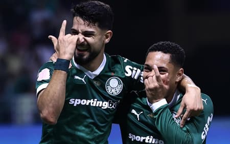 Flaco López e Vitor Roque, atacantes do Palmeiras, comemoram gol marcado