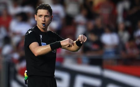 O árbitro Ramon Abatti Abel durante partida entre São Paulo e Palmeiras no estadio Morumbi pelo campeonato Brasileiro A 2025 (Foto: Marcello Zambrana/AGIF)