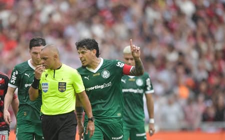 Gomez reclama com Wilton em Flamengo x Palmeiras (Foto: Thiago Ribeiro/AGIF)