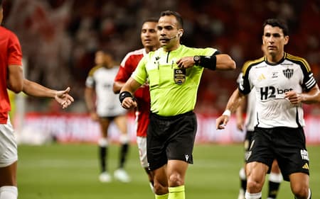 Alex Gomes Stefano, árbitro carioca durante partida entre Internacional x Atlético-MG, válida pela 31ª rodada do Campeonato Brasileiro 2025.