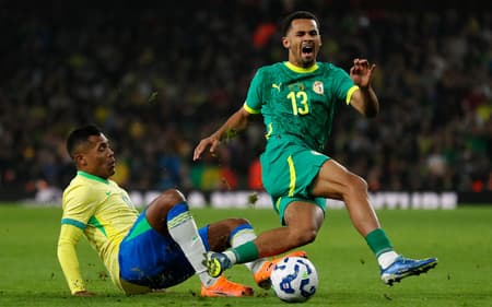 Alex Sandro em ação pela Seleção Brasileira x Senegal