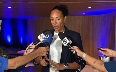 Aline Pellegrino em lançamento do calendário do do futebol feminino de 2026