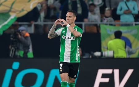 Antony marcou um belo gol no confronto entre Real Betis e Lyon, pela Europa League (Foto: Cristina Quicler/AFP)