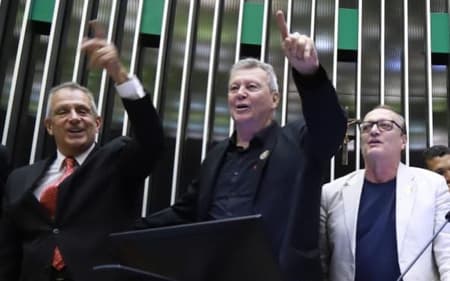 Bap, Raul e Leandro durante homenagem para o Flamengo (Foto: Flamengo/Divulgação)