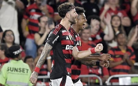 Bruno Henrique e Léo Pereira celebram vitória do Flamengo diante do Bragantino